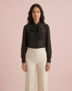 Blusa negra con lazo