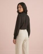 Blusa negra con lazo - Imagen 2